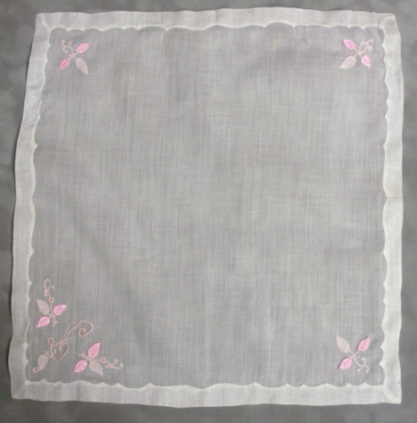 14 X 14 WHITE LINEN

SATIN/ ORGANZA PINK APPLIQUE

SCALLOPED BORDER PINK MONOGRAMMED " L "

$10.00